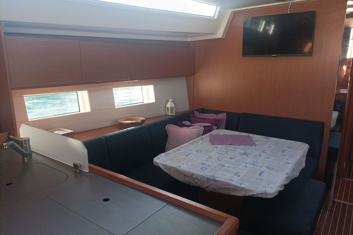 Salon of Roza Deflores 2, a Bavaria C50 sailboat at Split, Croatia