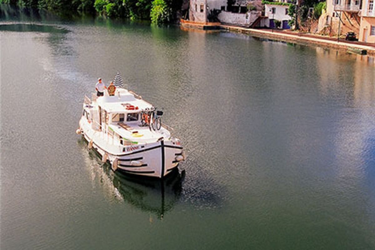 Exterior view of 1020-62, a Pénichette 1020 motorboat at Lutzelbourg, France