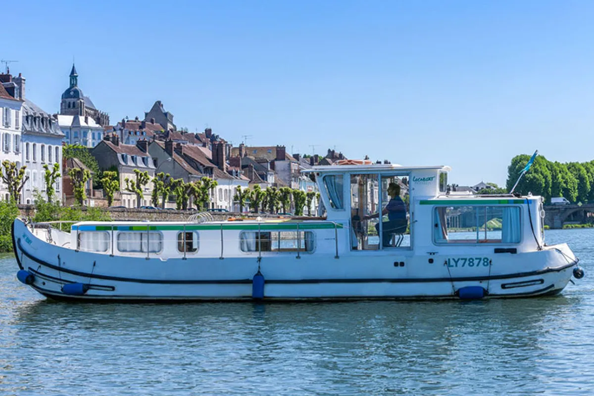Exterior view of 1107W-127, a Pénichette 1107 motorboat at Lattes, France