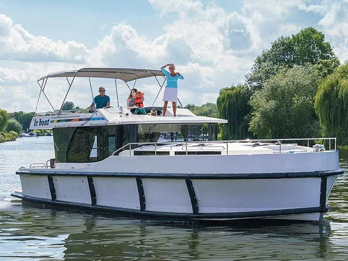 Exterior view of Horizon 4 - Premier 12, a Cygnet Horizon 4 motorboat at Saint-Didier, France