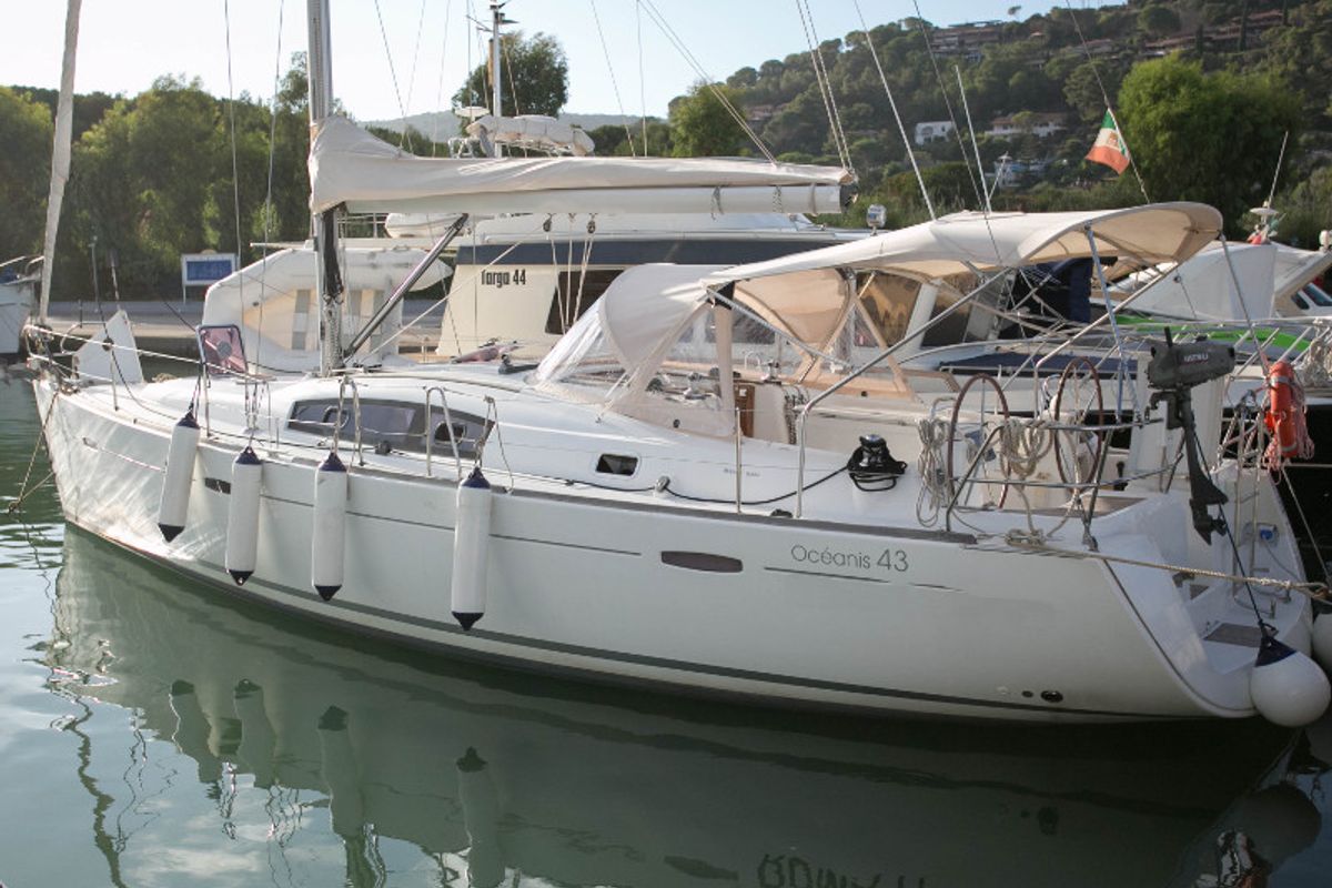 Exterior view of Orsa Maggiore, a Beneteau Oceanis 43 sailboat at Piombino, Italy
