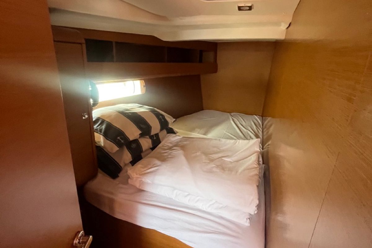 Cabin on BELUNA, a Jeanneau Sun Odyssey 479 sailboat at Općina Sukošan, Croatia