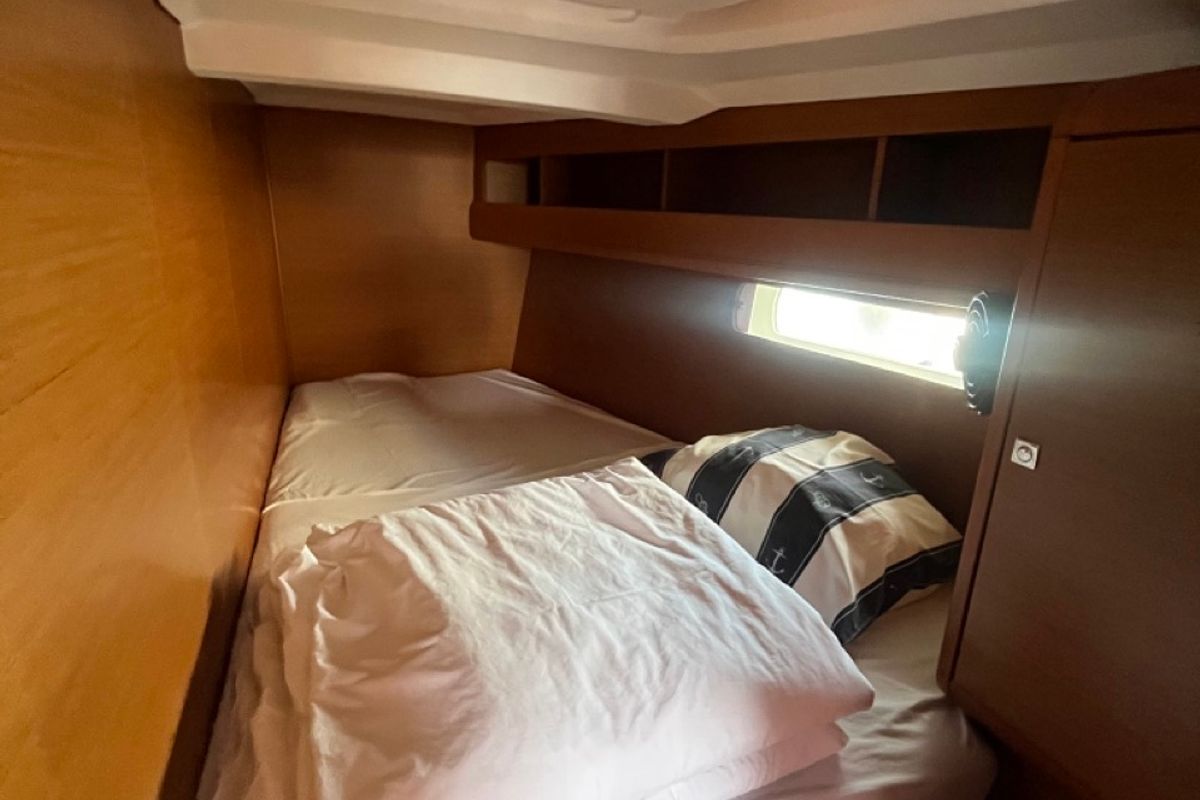 Cabin on BELUNA, a Jeanneau Sun Odyssey 479 sailboat at Općina Sukošan, Croatia
