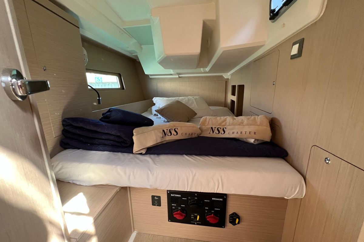 Cabin on Orione, a Beneteau Oceanis 46.1 sailboat at Rosignano Solvay, Italy