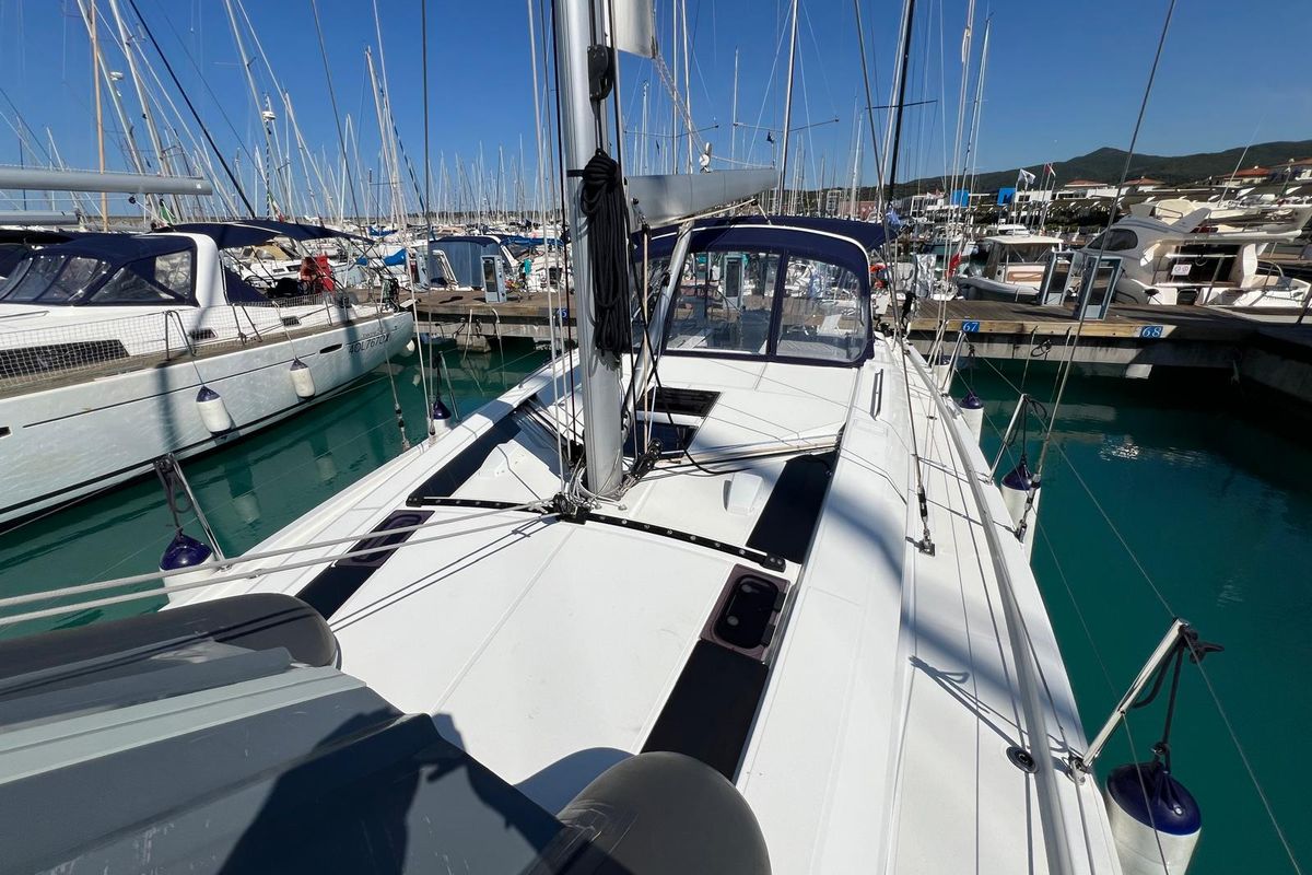 Deck of Orione, a Beneteau Oceanis 46.1 sailboat at Rosignano Solvay, Italy