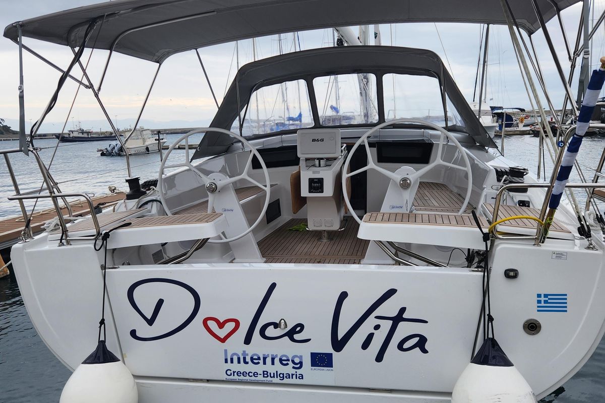 Cockpit of Dolce Vita, a Hanse Yachts Hanse 418 sailboat at Municipal Unit of Apollonioi, Greece