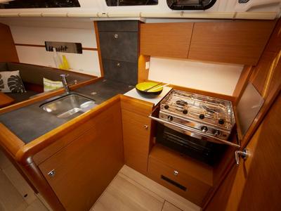 Galley of Horizonte, a Jeanneau Sun Odyssey 349 sailboat at Dénia, Spain