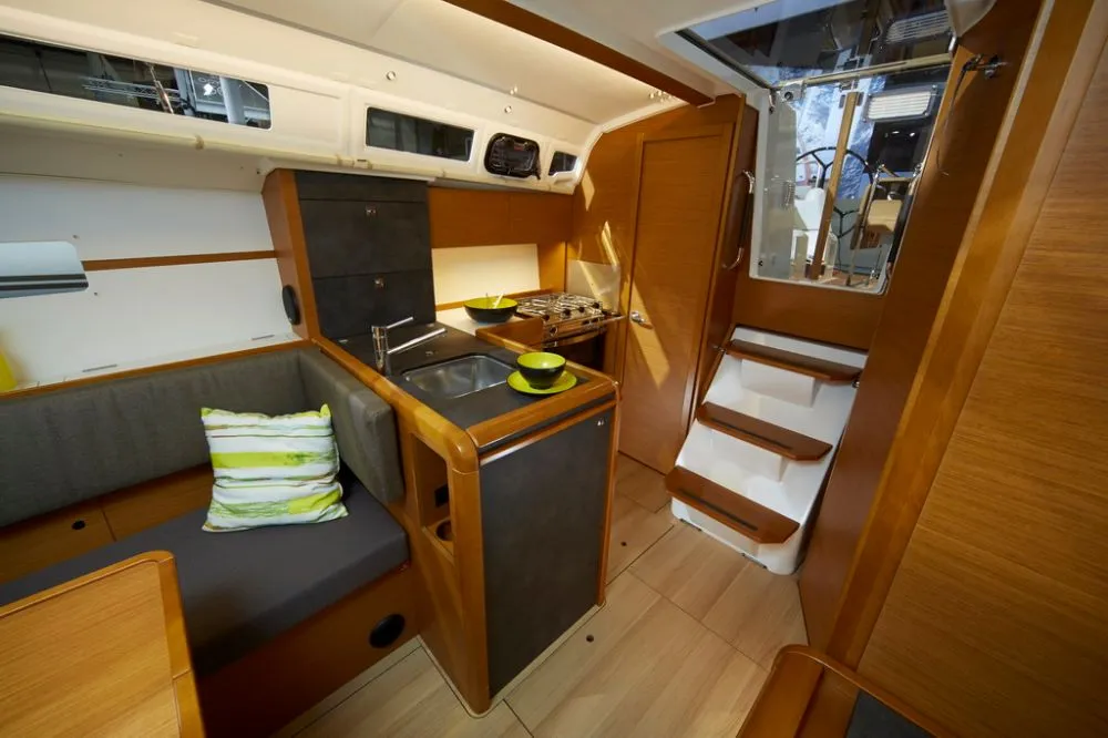 Galley of Horizonte, a Jeanneau Sun Odyssey 349 sailboat at Dénia, Spain