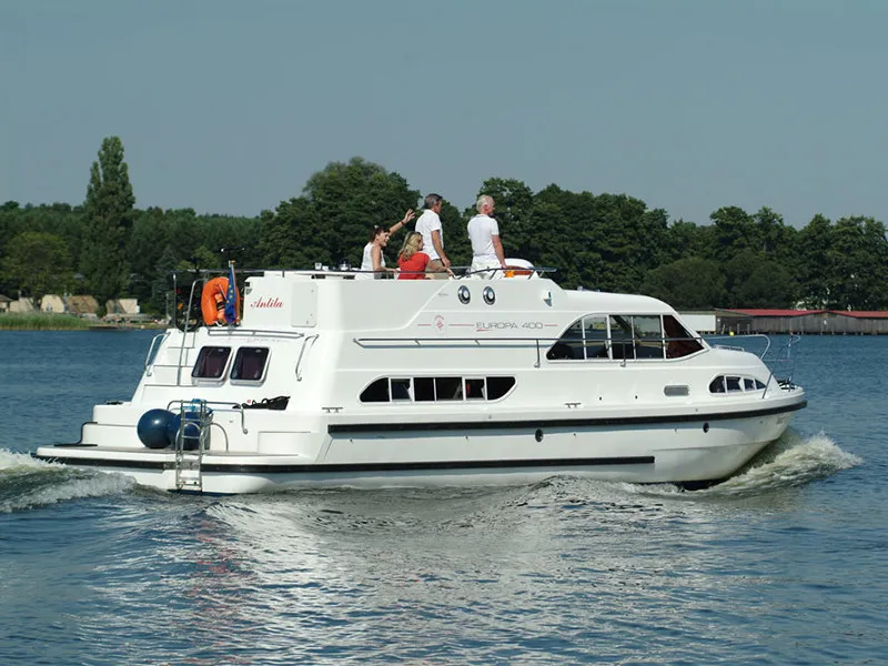 Exterior view of E400-15, a Pénichette Europa E.400 motorboat at Fürstenberg/Havel, Germany