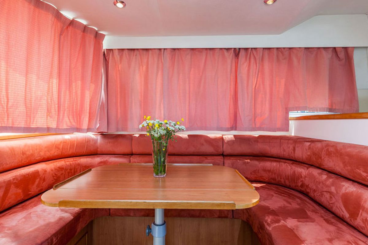 Salon of E400-15, a Pénichette Europa E.400 motorboat at Fürstenberg/Havel, Germany