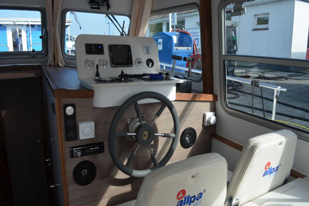 Cockpit of Drait 83, a De Drait Bravoure 34 motorboat at Drachten, Netherlands