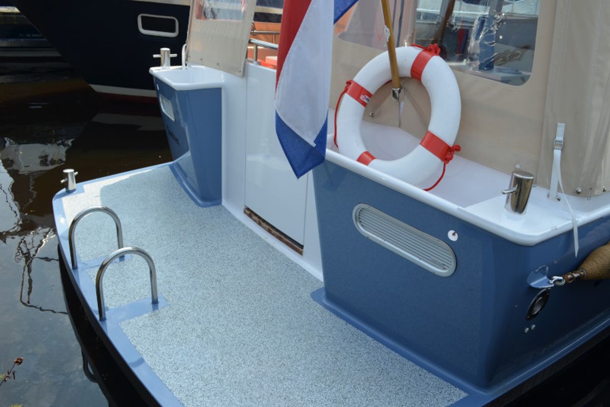 Deck of Drait 83, a De Drait Bravoure 34 motorboat at Drachten, Netherlands