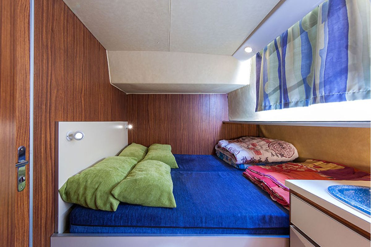Cabin on 1260R-10, a Pénichette 1260 motorboat at Bram, France