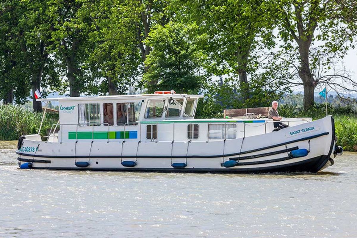 Exterior view of 1260R-10, a Pénichette 1260 motorboat at Bram, France