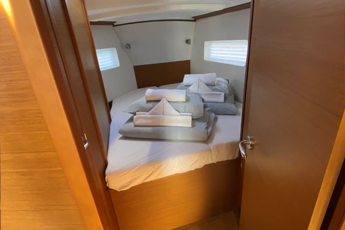 Cabin on 4 Elli, a Jeanneau Sun Odyssey 380 sailboat at Palma de Mallorca, Spain