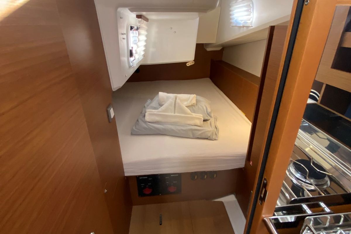 Cabin on 4 Elli, a Jeanneau Sun Odyssey 380 sailboat at Palma de Mallorca, Spain