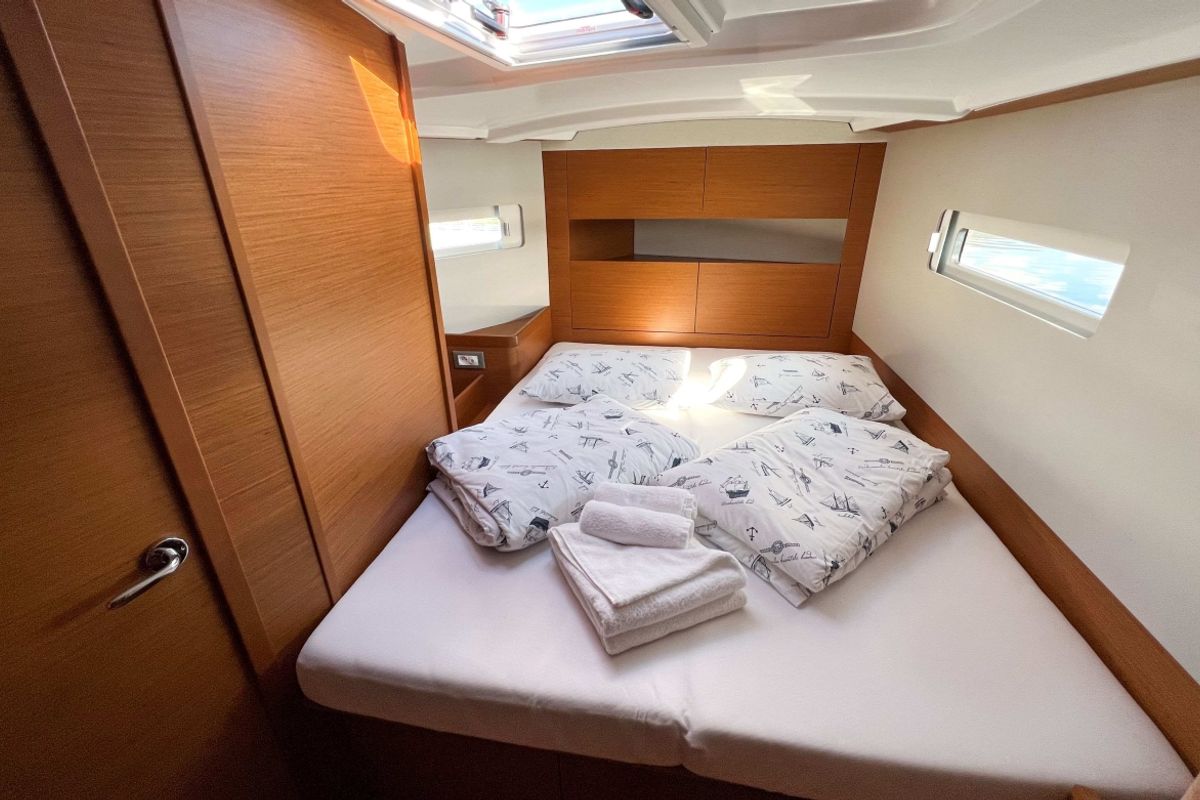 Cabin on Evelyne, a Jeanneau Sun Odyssey 410 sailboat at Pirovac, Croatia
