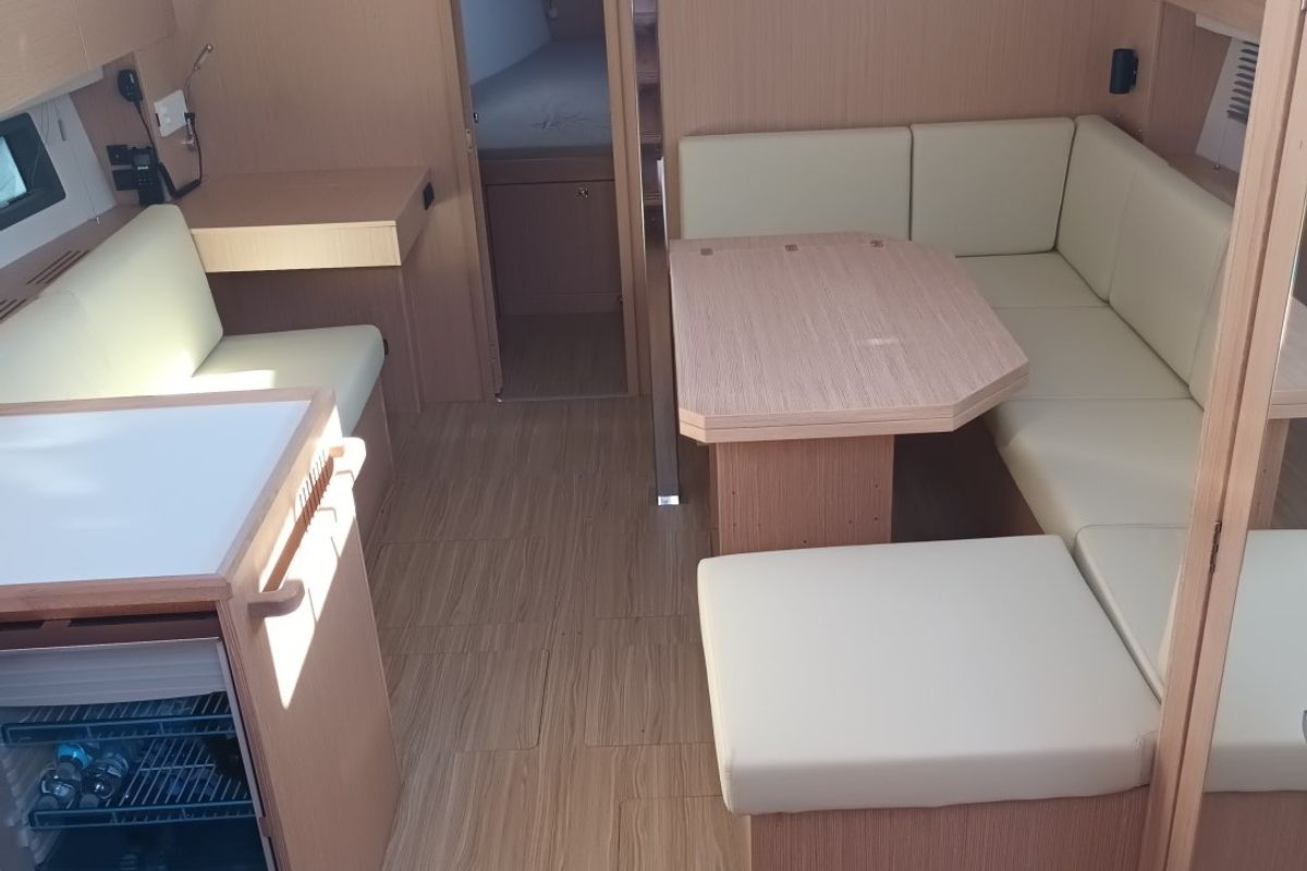 Salon of NEW Gioia, a Bavaria C42 sailboat at Vibo Valentia, Italy