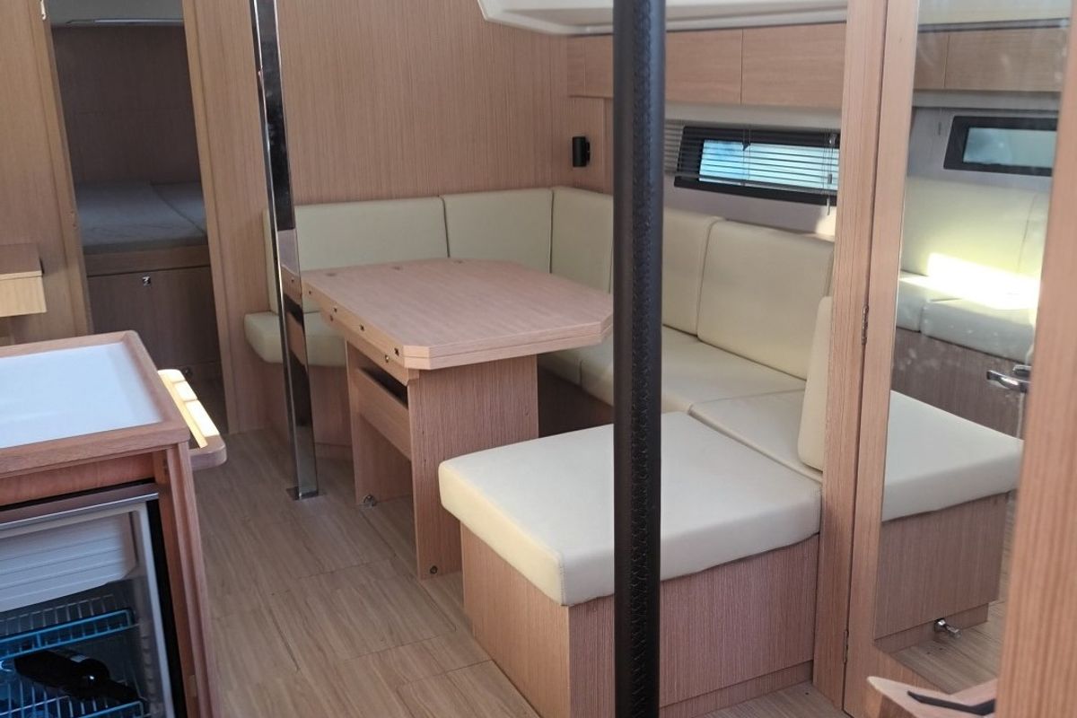 Salon of NEW Gioia, a Bavaria C42 sailboat at Vibo Valentia, Italy