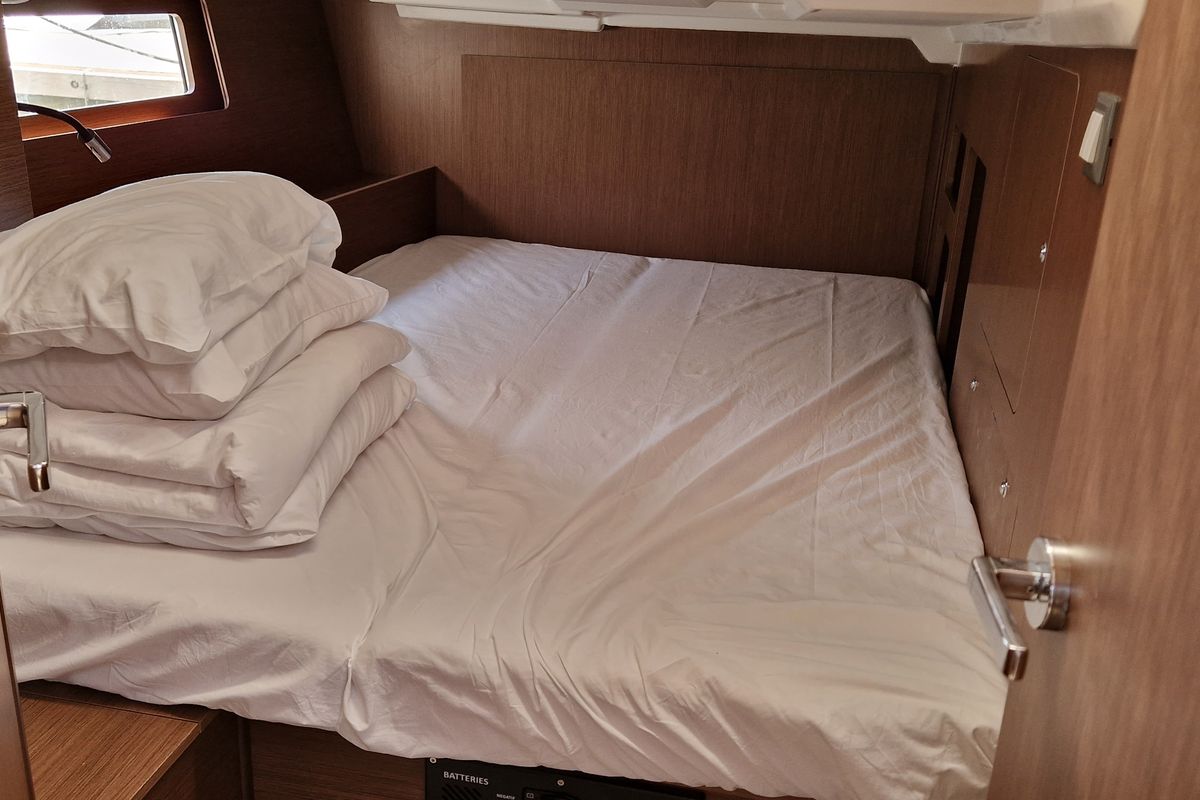Cabin on Luna, a Beneteau Oceanis 46.1 sailboat at Općina Medulin, Croatia