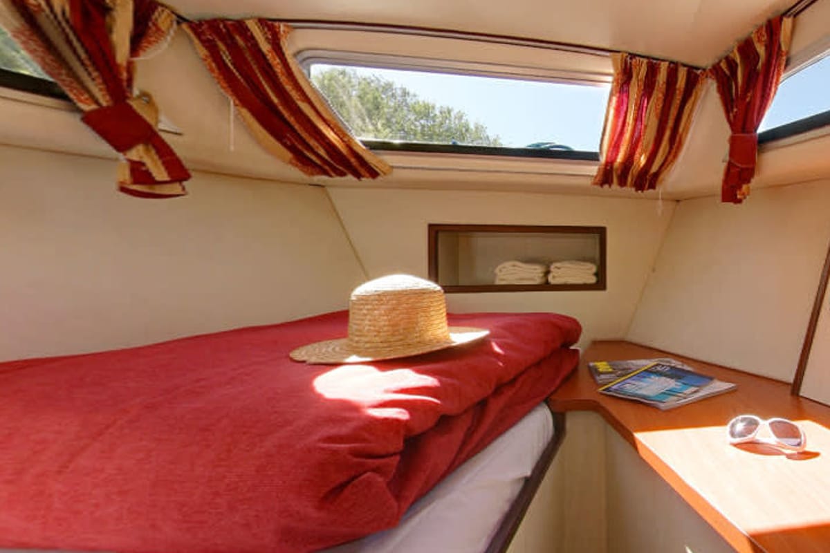 Cabin on Continentale - Budget 22, a Cygnet Continentale motorboat at Castelnaudary, France