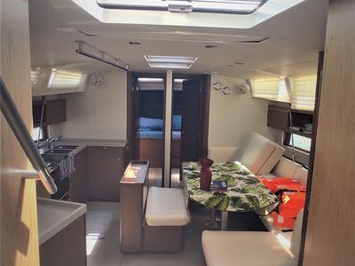 Salon of Namaka, a Beneteau Oceanis 46.1 sailboat at Tonnarella, Italy
