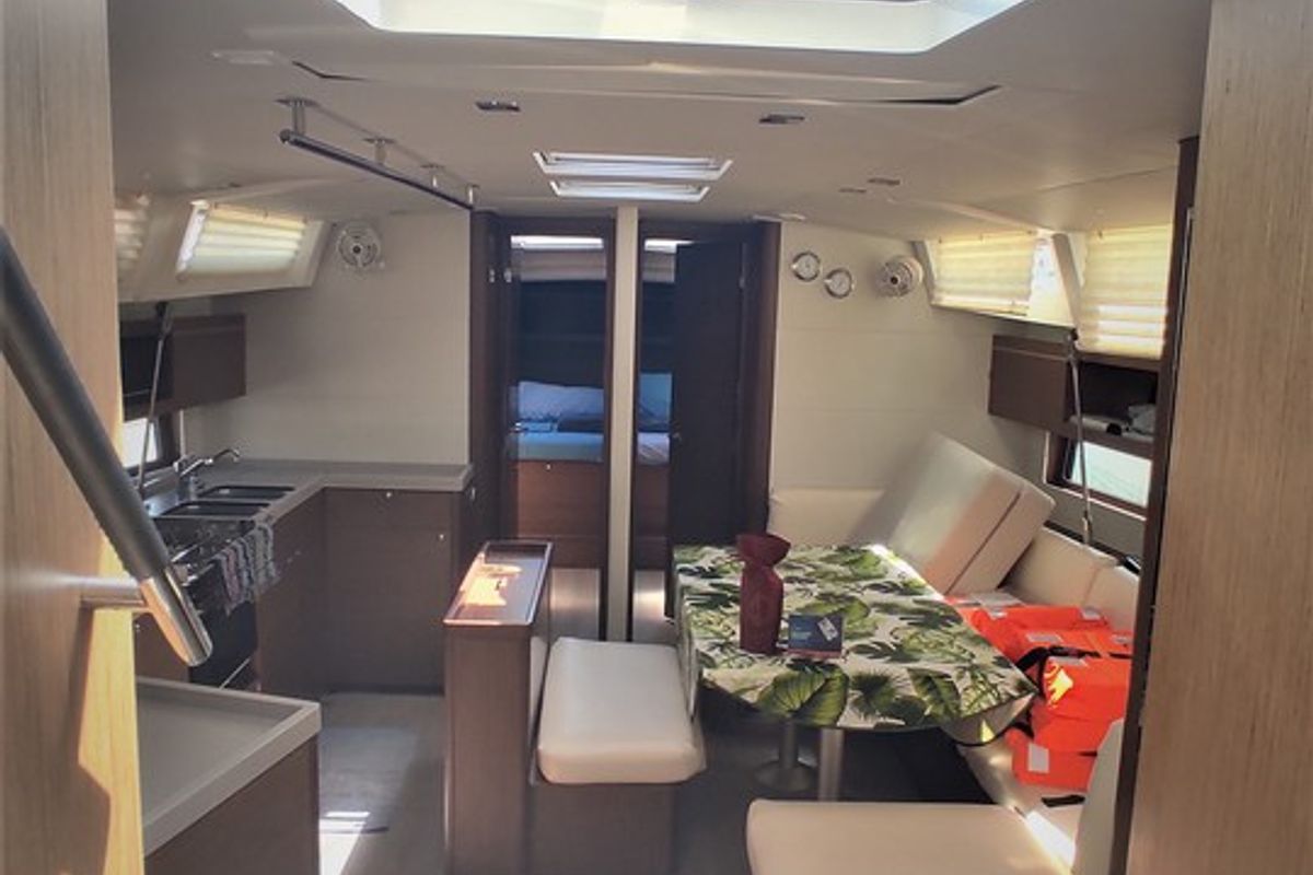 Salon of Namaka, a Beneteau Oceanis 46.1 sailboat at Tonnarella, Italy