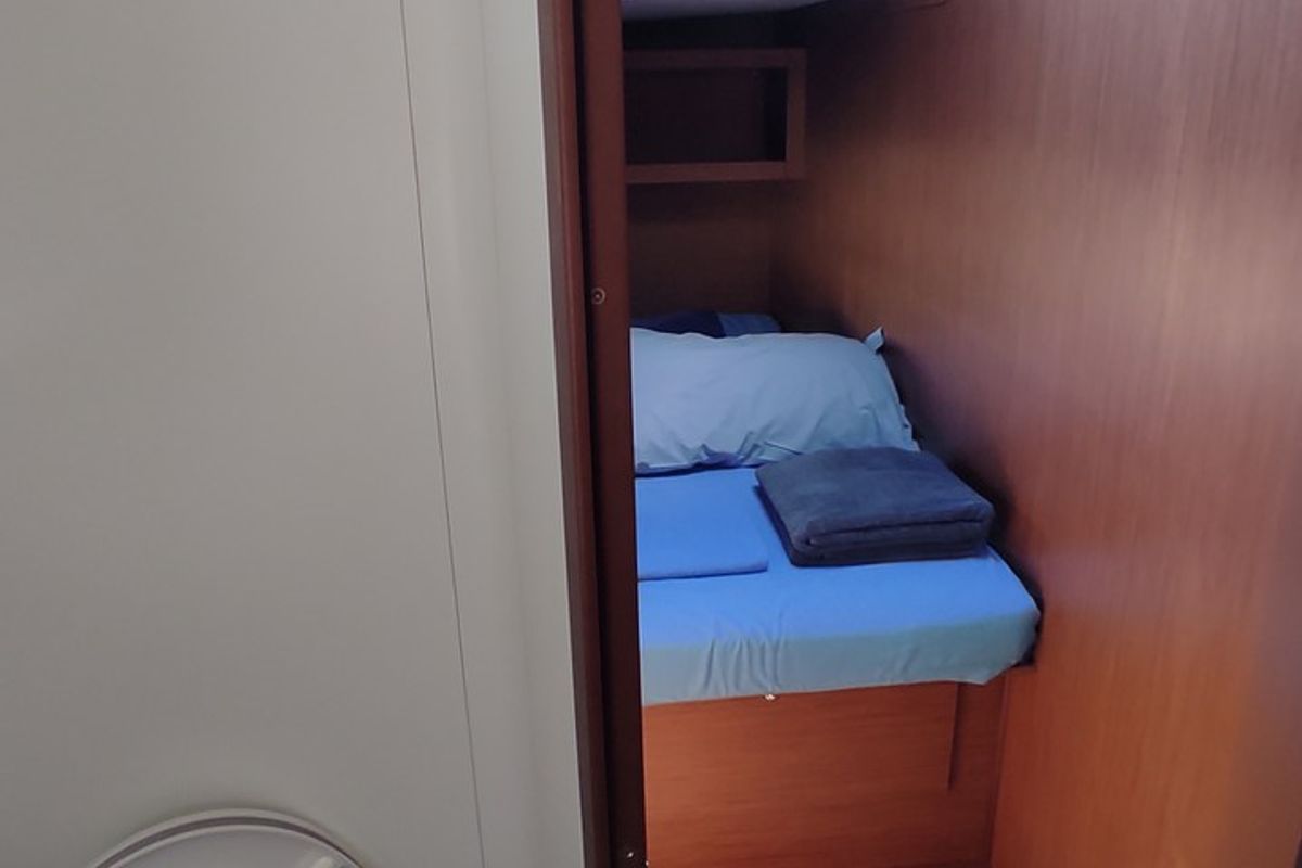 Cabin on Namaka, a Beneteau Oceanis 46.1 sailboat at Tonnarella, Italy