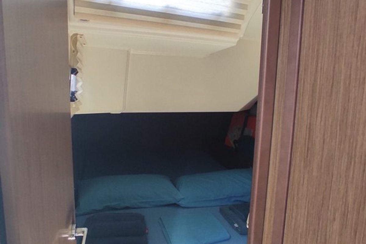 Cabin on Namaka, a Beneteau Oceanis 46.1 sailboat at Tonnarella, Italy