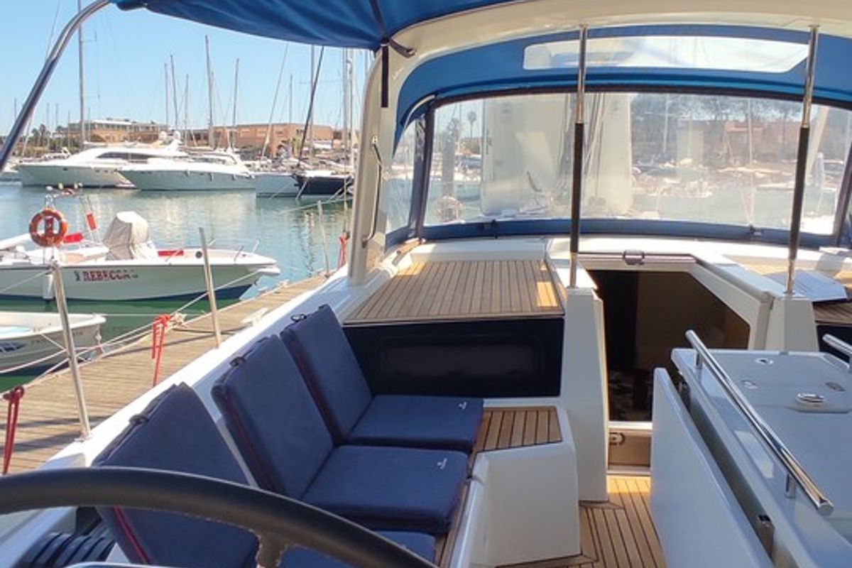 Deck of Namaka, a Beneteau Oceanis 46.1 sailboat at Tonnarella, Italy