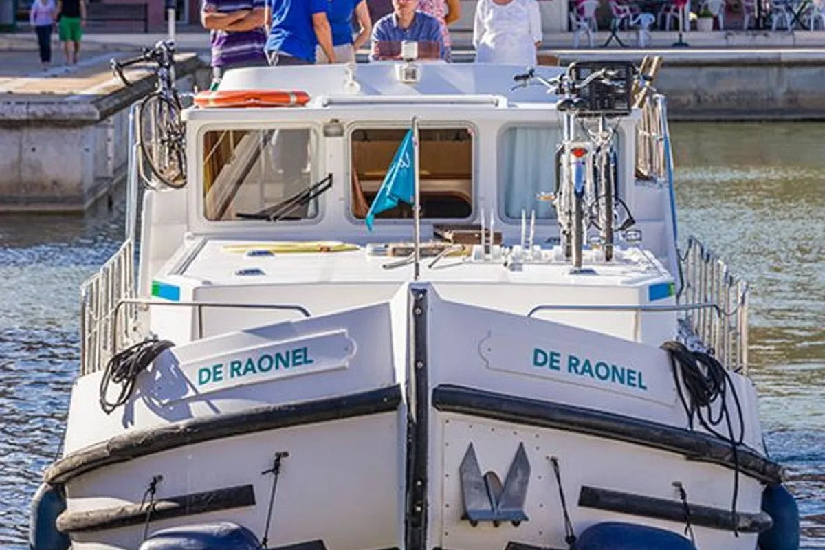 Exterior view of 150FB-7, a Pénichette 1500FB motorboat at Lutzelbourg, France