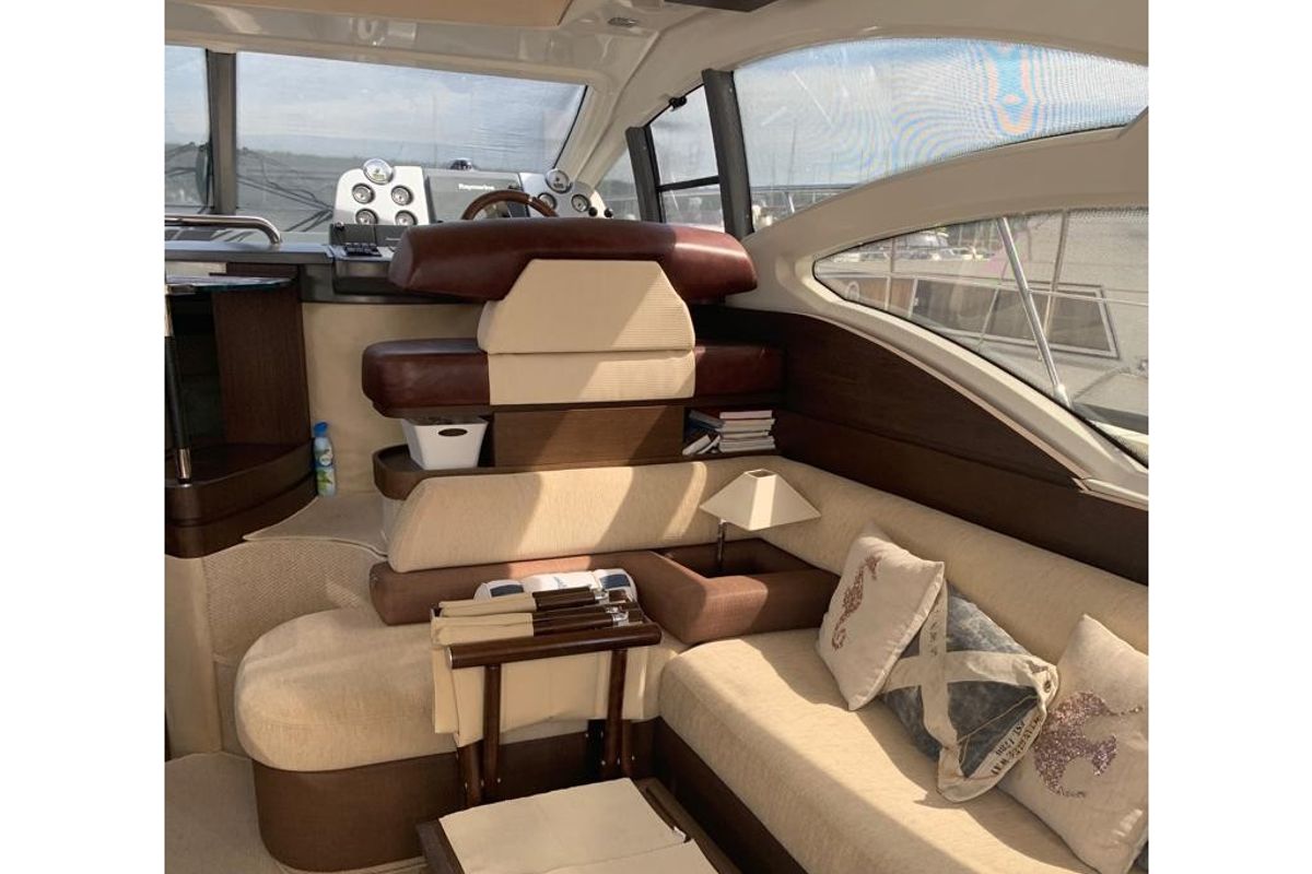 Salon of AMBRA, a Azimut 43 S motorboat at Primošten, Croatia