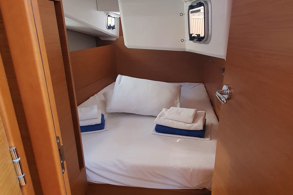 Cabin on Kymothoe, a Jeanneau Sun Odyssey 410 sailboat at Volos Municipality, Greece