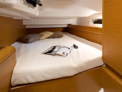 Cabin on Kinthia, a Jeanneau Sun Odyssey 419 sailboat at Lavreotiki Municipal Unit, Greece