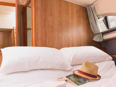Cabin on Clipper - Comfort 5, a Cygnet Clipper motorboat at Saint-Usage, France