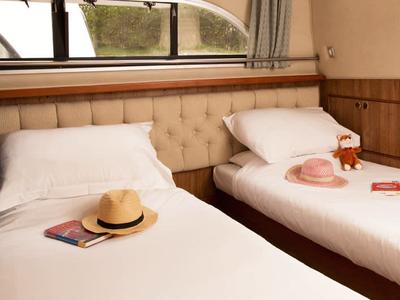 Cabin on Clipper - Comfort 5, a Cygnet Clipper motorboat at Saint-Usage, France