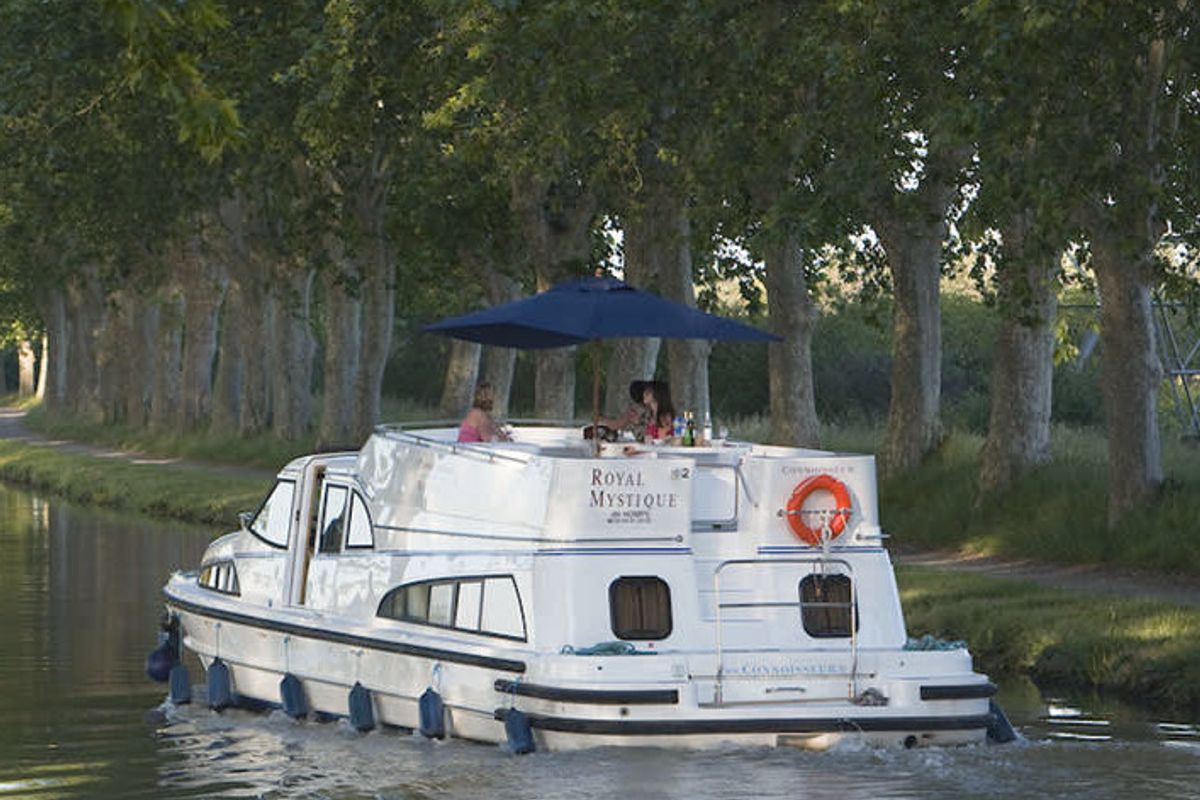Exterior view of Royal Mystique B - Comfort Plus 3, a Cygnet Royal Mystique motorboat at Portiragnes, France