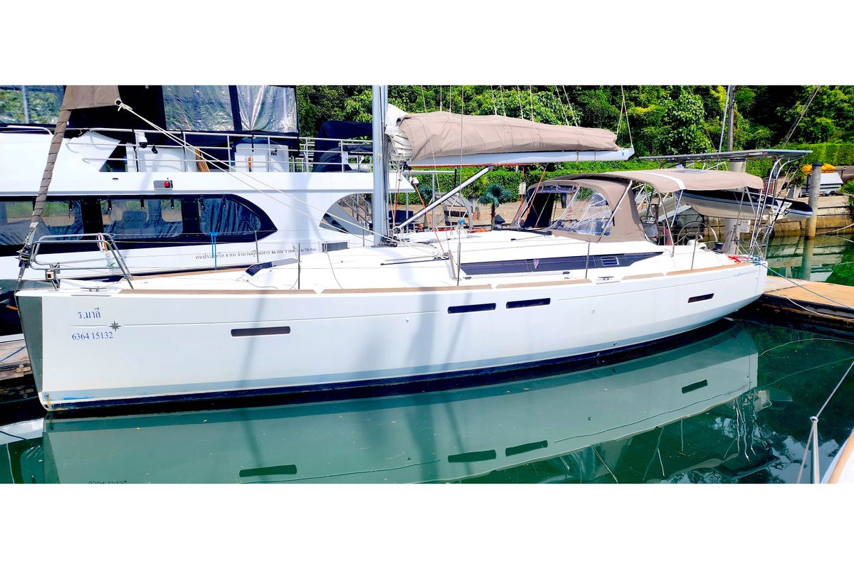 Salon of Malee, a Jeanneau Sun Odyssey 409 sailboat at Baan Salak Phet, Thailand