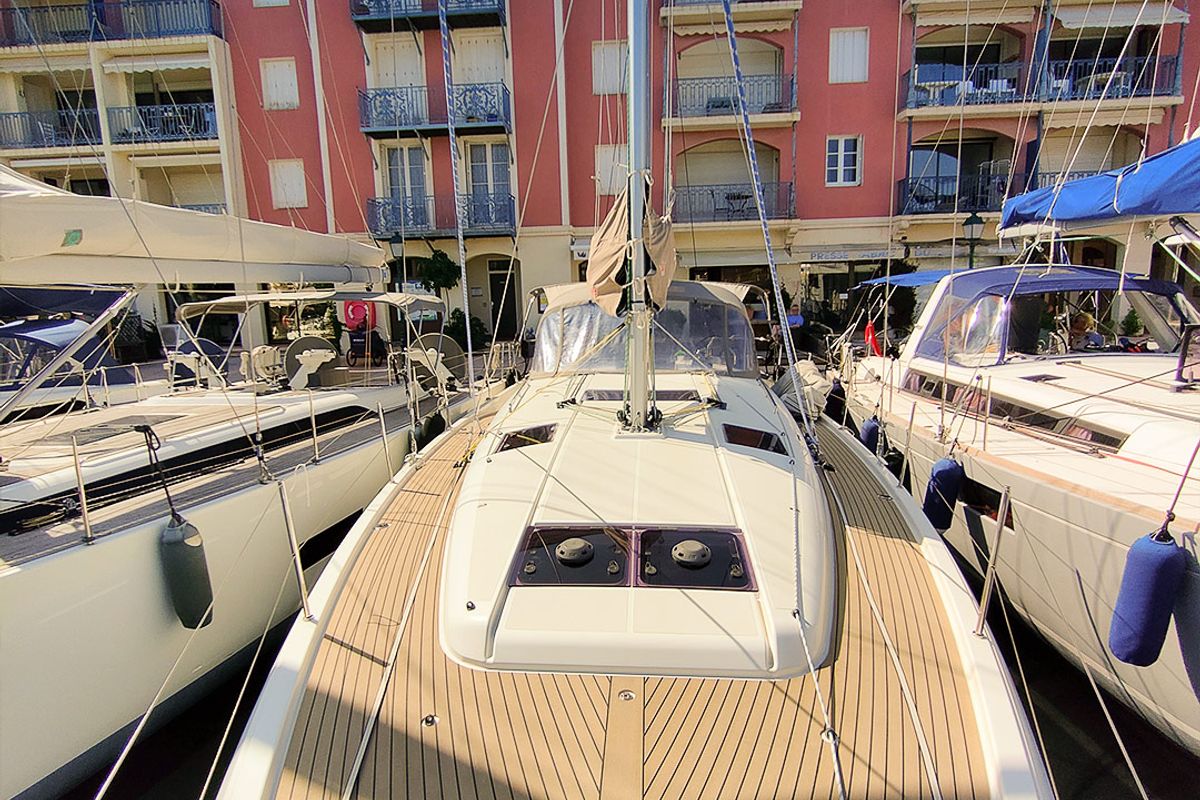 Exterior view of Sterenn, a Jeanneau Sun Odyssey 440 sailboat at Grimaud, France