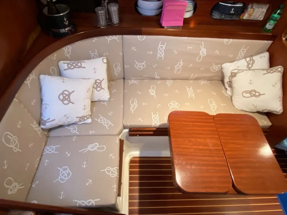 Salon of Gi&Gi, a Menorquin Yachts Menorquin 100 motorboat at Grad Pula, Croatia