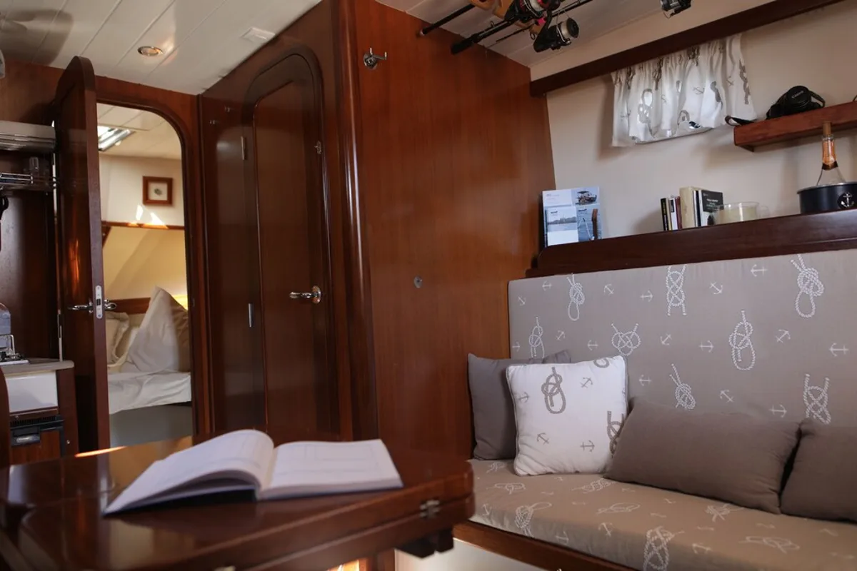 Salon of Gi&Gi, a Menorquin Yachts Menorquin 100 motorboat at Grad Pula, Croatia