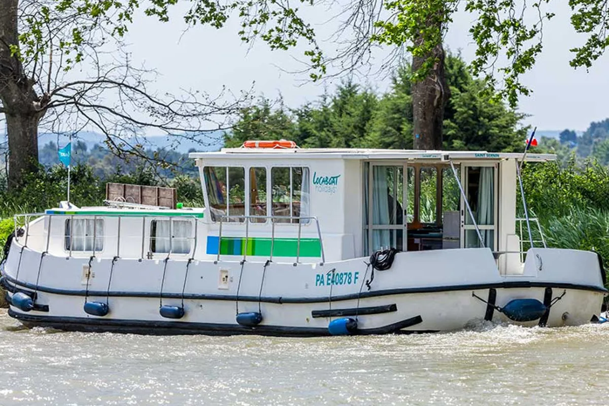Exterior view of 1260R-23, a Pénichette 1260 motorboat at Lutzelbourg, France