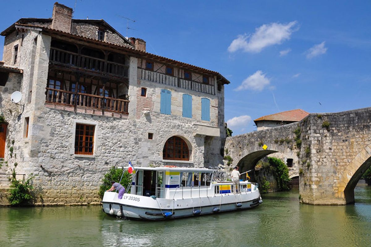 Exterior view of 1260R-17, a Pénichette 1260 motorboat at Dompierre-sur-Besbre, France