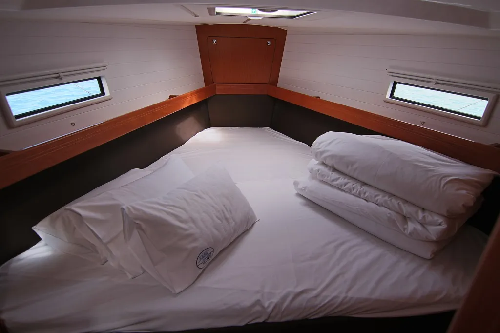 Cabin on Patrizia, a Bavaria Cruiser 41 sailboat at Općina Sukošan, Croatia