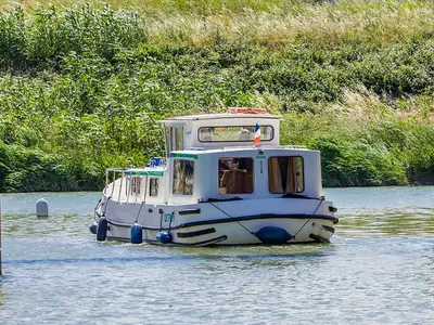 Exterior view of 935W-50, a Pénichette 935 motorboat at Argens-Minervois, France