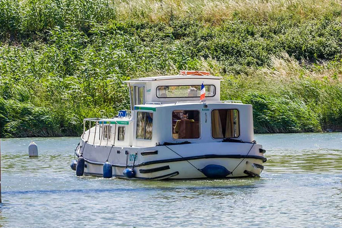 Exterior view of 935W-50, a Pénichette 935 motorboat at Argens-Minervois, France