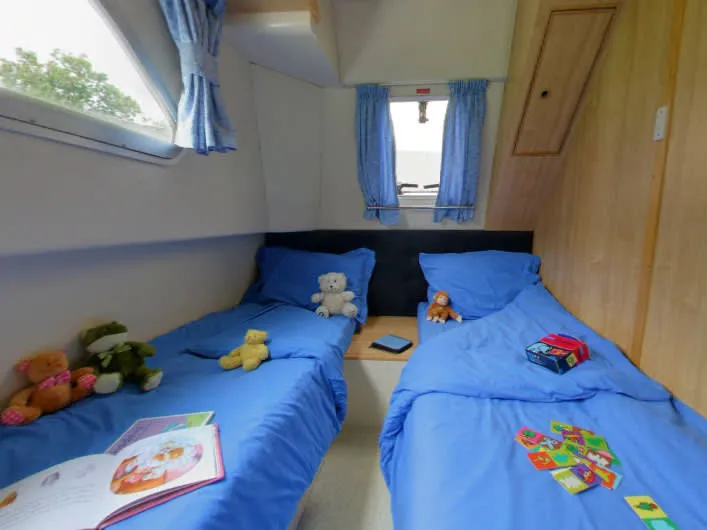 Cabin on Tango - Comfort 3, a Cygnet Tango motorboat at Homps, France