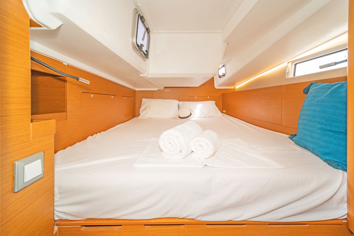 Cabin on Calico Jack, a Jeanneau Sun Odyssey 490 sailboat at Athens, Greece