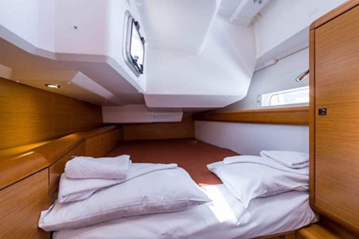 Cabin on Tintabella, a Jeanneau Sun Odyssey 469 sailboat at Athens, Greece