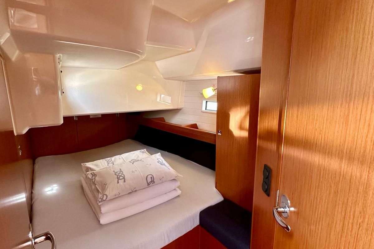 Cabin on Arta, a Bavaria Cruiser 46 sailboat at Općina Sukošan, Croatia
